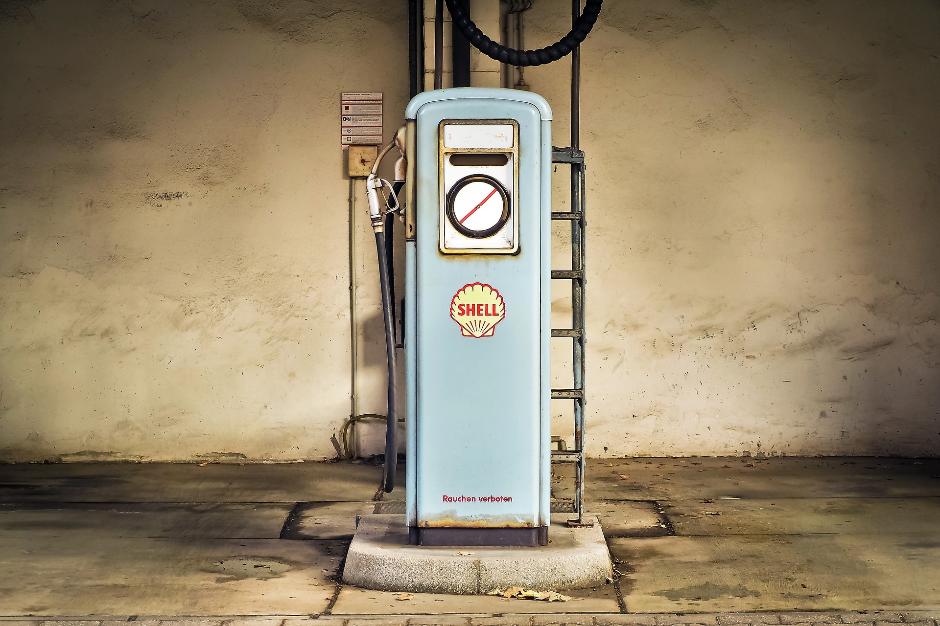 photo of old-fashioned petrol pump